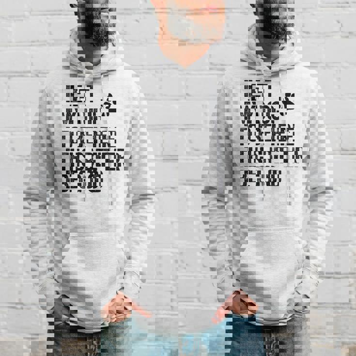 私は犬をここに置き去りにしました。これは良い方がいいおもしろい犬のジョーク パーカー 彼への贈り物