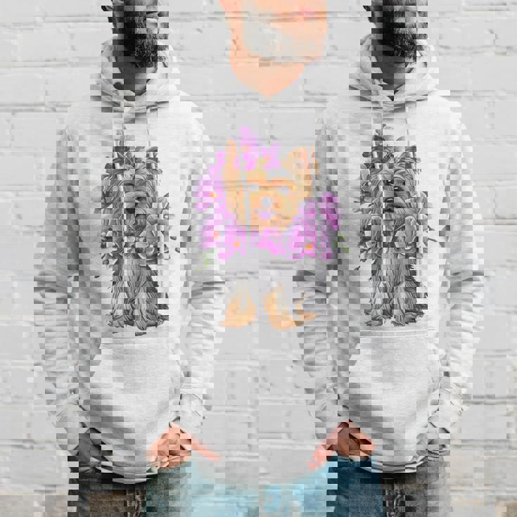 花を持つヨークシャー テリア 長袖tシャツ パーカー 彼への贈り物