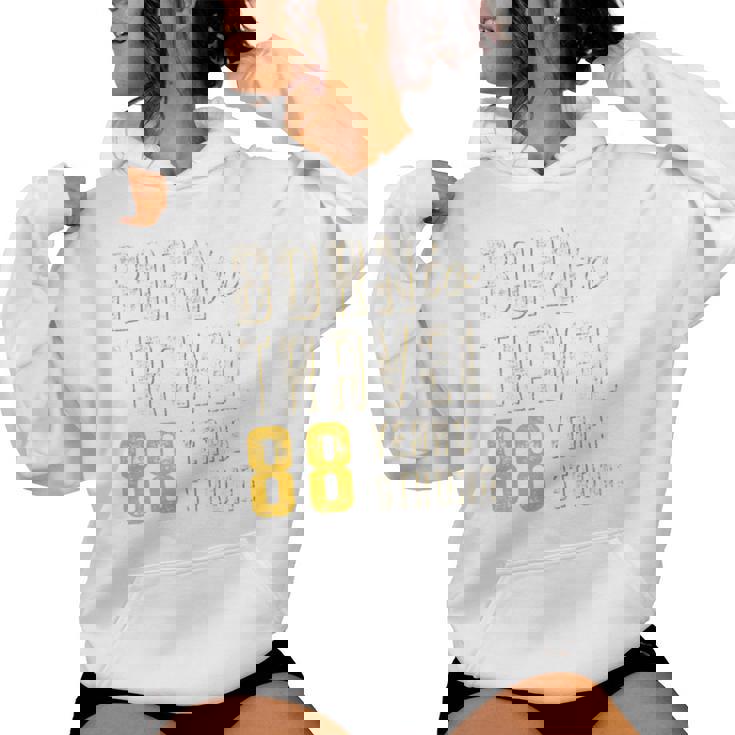 米寿祝い 旅行好き 父 母 男性 女性 88歳 レトロ おしゃれ 文字デザイン Born To Travel 長袖tシャツ レディースパーカー