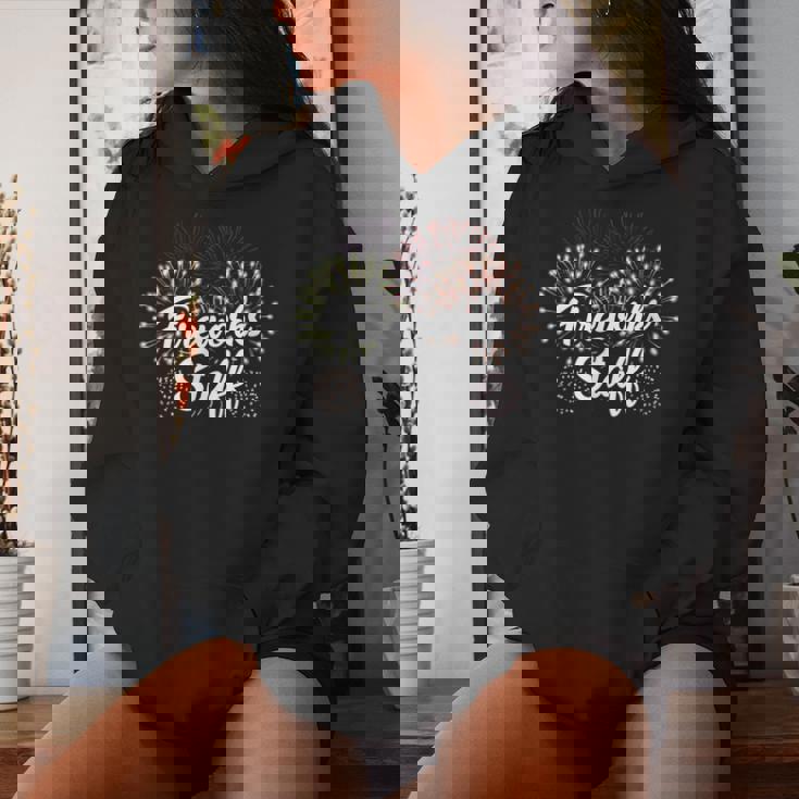 花火スタッフ 爆発の後ろに留まる花火 レディースパーカー 彼女への贈り物