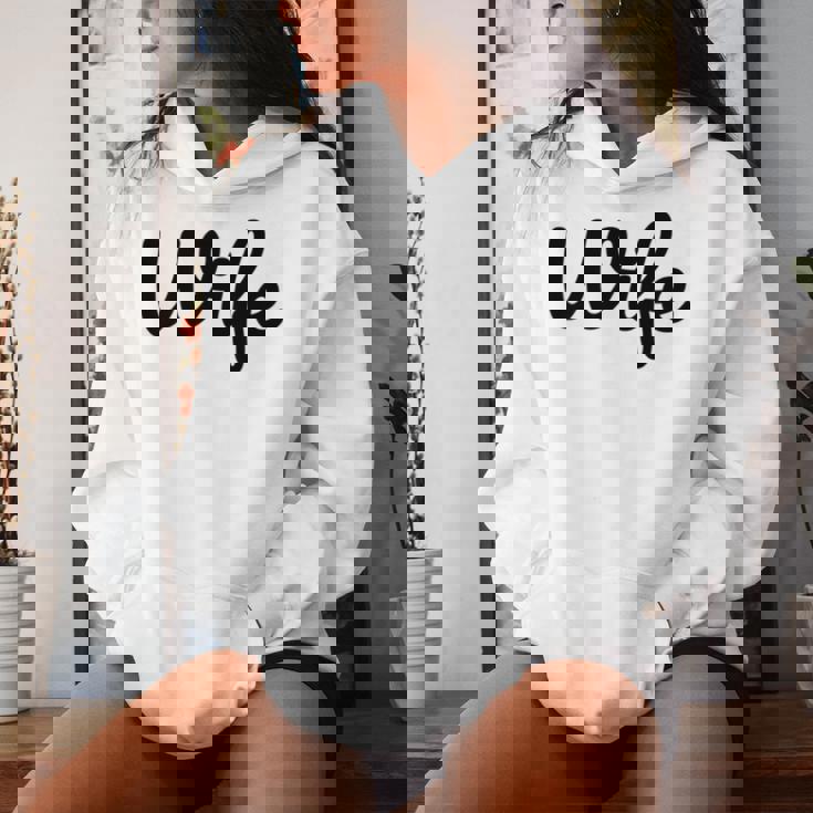 【Wife】妻 嫁 奥さん シンプル おしゃれ 英語 英文字 夫婦お揃い 結婚祝い カップル ペアルック おもしろ ペア レディースパーカー 彼女への贈り物