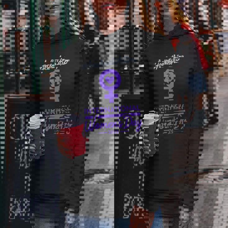 International Women's Day 2025 Accelerate Action Girls レディースパーカー 面白い贈り物