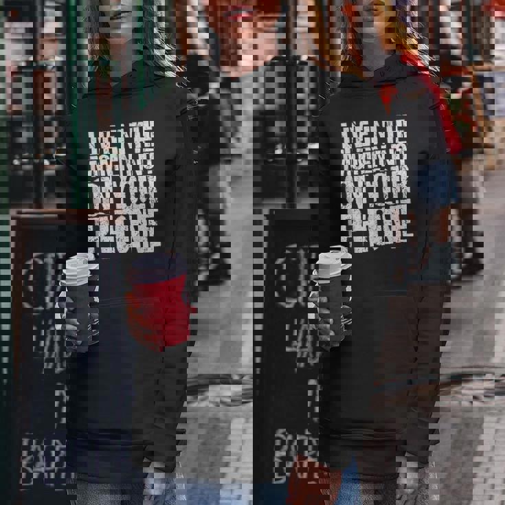 Live In The Moment Not On Your Phone Health Wellness レディースパーカー 面白い贈り物