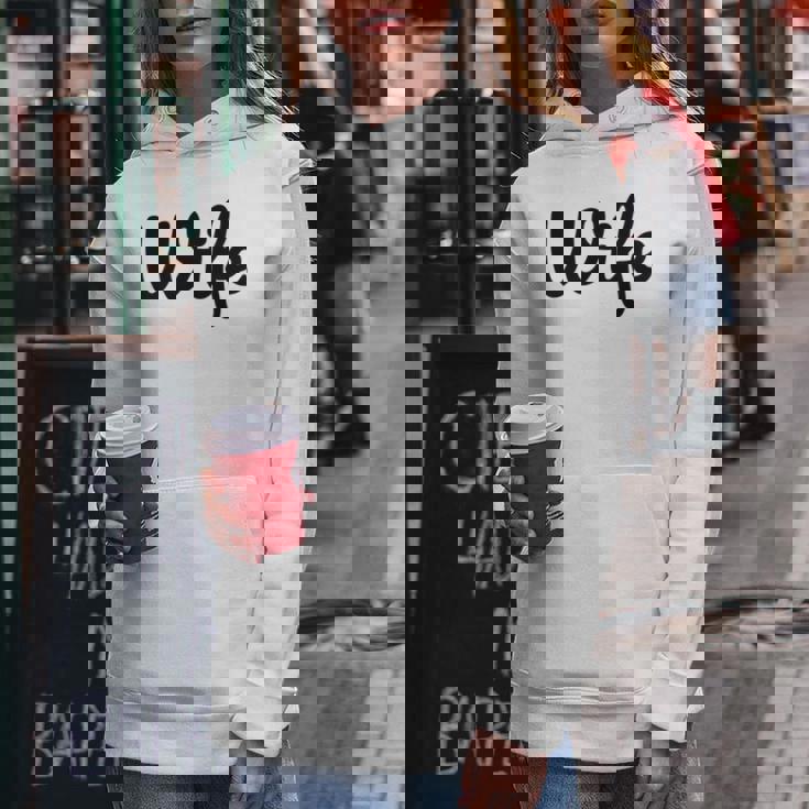 【Wife】妻 嫁 奥さん シンプル おしゃれ 英語 英文字 夫婦お揃い 結婚祝い カップル ペアルック おもしろ ペア レディースパーカー 面白い贈り物