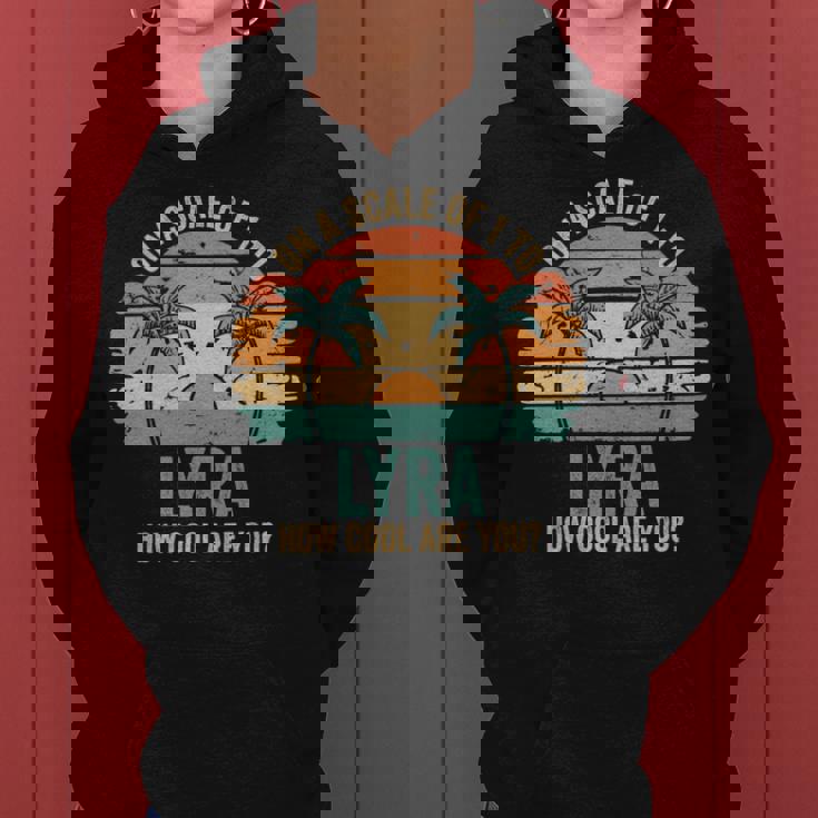 Lyra Cute Retro Girls Groovy Lyra Personalized Name 長袖tシャツ レディースパーカー