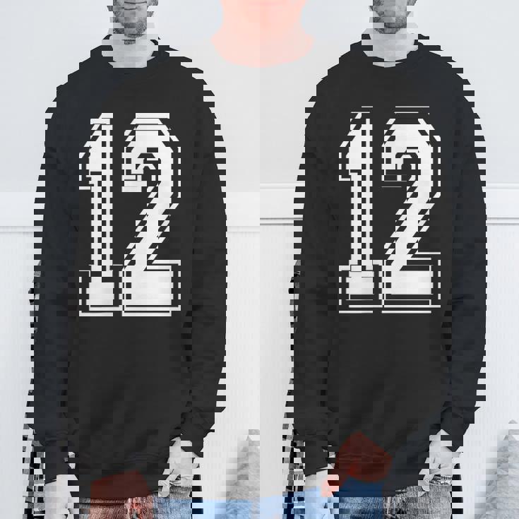 12番の前面と背面にホワイトのプリント。 スウェットシャツ 高齢者への贈り物