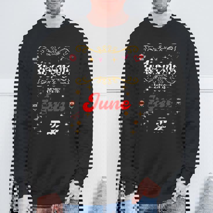6月22日の誕生日に生まれた素晴らしい花と蝶。 スウェットシャツ 高齢者への贈り物