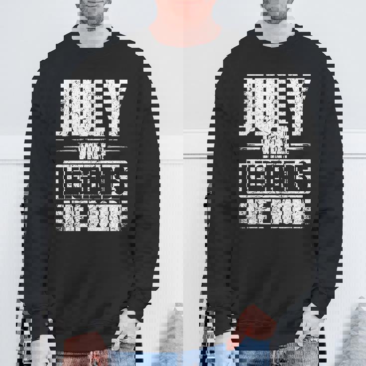 7月 伝説が生まれるとき 誕生月デザイン スウェットシャツ 高齢者への贈り物