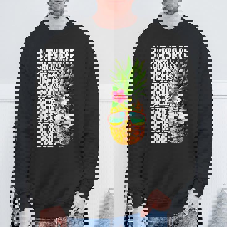 Be A Pineapple Wear A Crownweet Inside アロハ・ハワイパイナップル スウェットシャツ 高齢者への贈り物