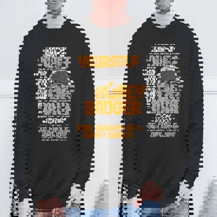 Always Be Yourself Unless You Can Be A Honey Badger シャツ スウェットシャツ 高齢者への贈り物