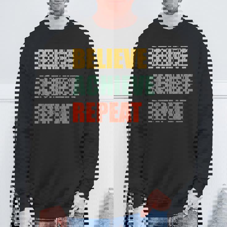 Believe Achieve Repeat Motivational Ambition Inspiration スウェットシャツ 高齢者への贈り物