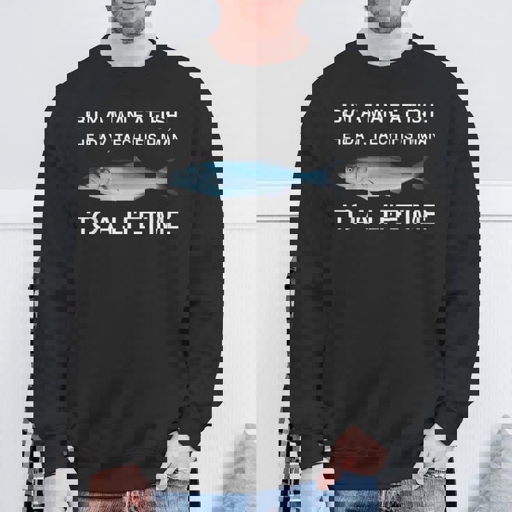 Buy A Man Eat Fish He Day Teaching Fish Man To A Lifetime スウェットシャツ 高齢者への贈り物