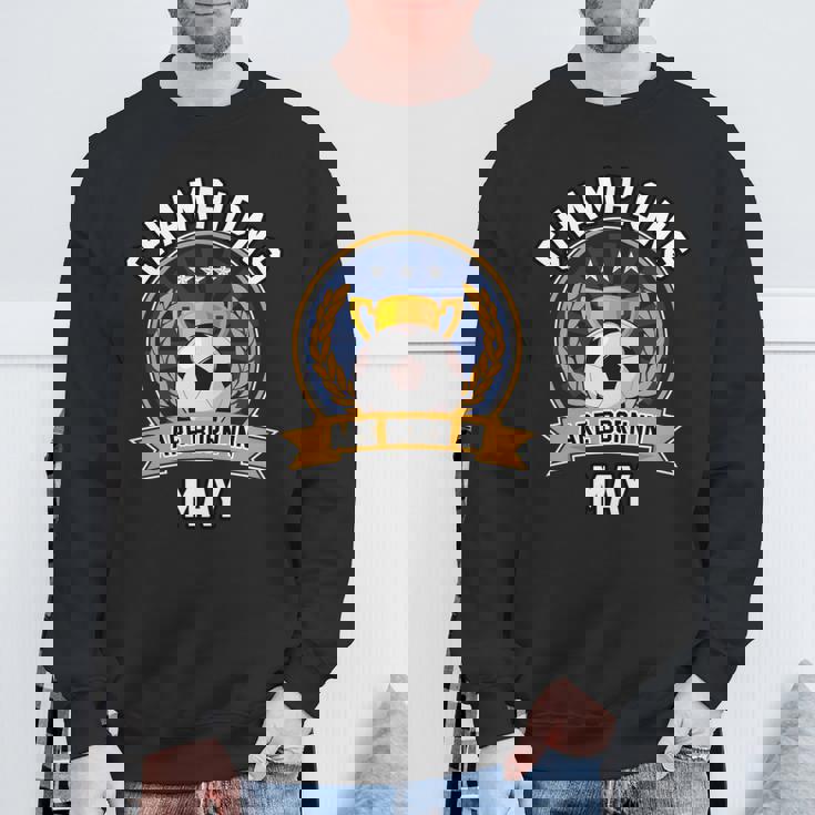 Champion Are Born In May フットボール サッカーボール 誕生日プレゼント 長袖tシャツ スウェットシャツ 高齢者への贈り物