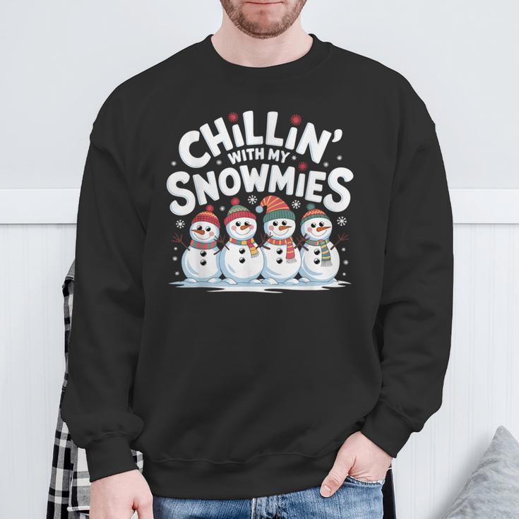 Chilling With Mynowmies 冬の雪だるまファミリーデザイン スウェットシャツ 高齢者への贈り物
