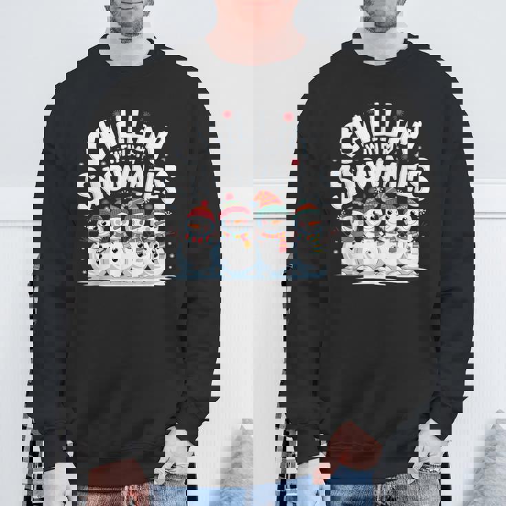 Chilling With Mynowmies 冬の雪だるまファミリーデザイン スウェットシャツ 高齢者への贈り物