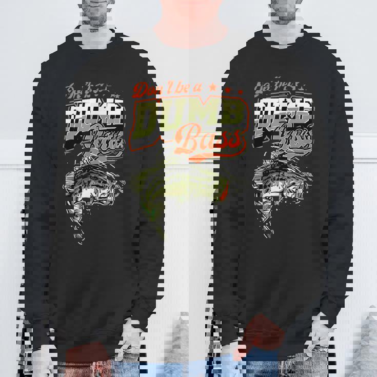 Don't Be A Dumb Bass 面白いバス釣りジョーク スウェットシャツ 高齢者への贈り物