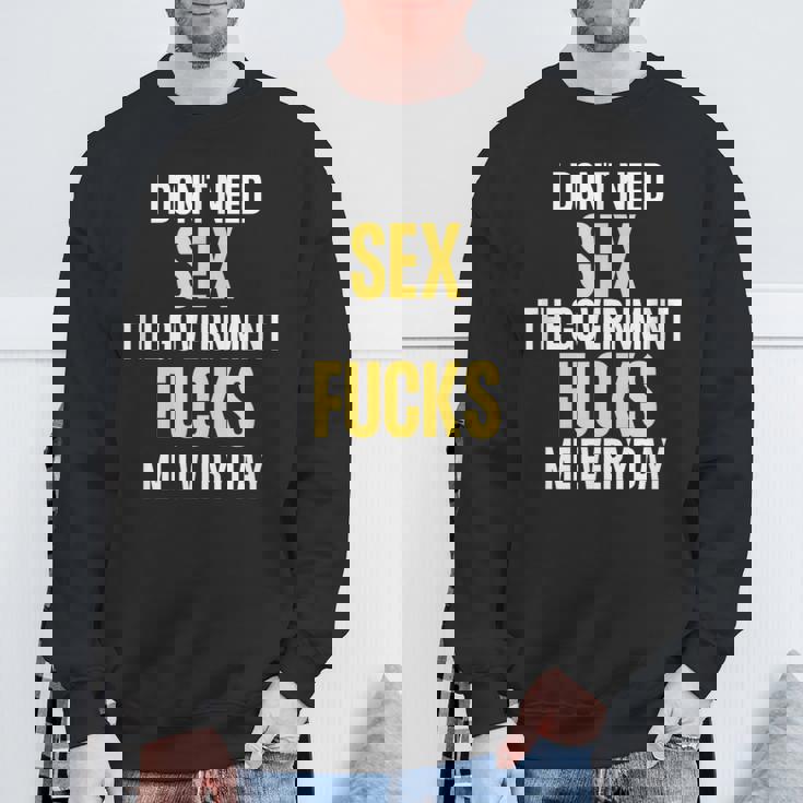 I Don't Needegs The Government F's Me Daily スウェットシャツ 高齢者への贈り物