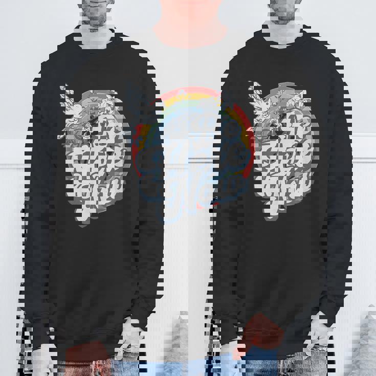 Be Here Now レトロ ヴィンテージ スピリチュアル マインドフルネス スウェットシャツ 高齢者への贈り物