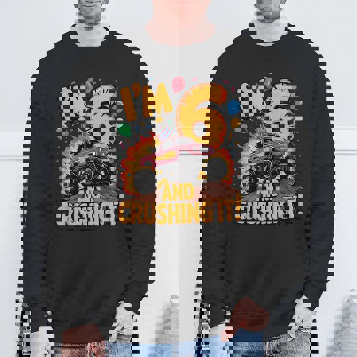 I'm 6 And Crushing It モンスタートラック 誕生日 スウェットシャツ 高齢者への贈り物