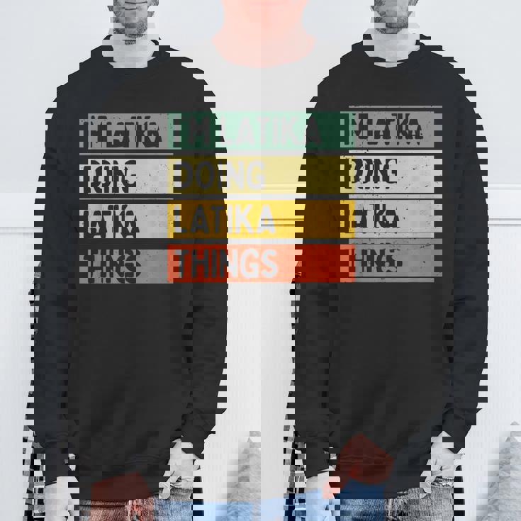 I'm Latika Doing Latika Things 面白い名言 スウェットシャツ 高齢者への贈り物