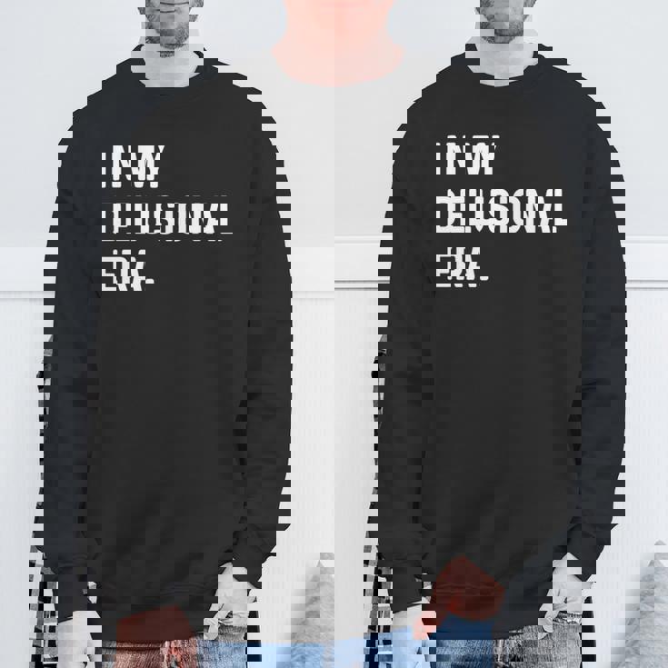 In My Delusional Era 面白い大人のユーモアの言葉 長袖tシャツ スウェットシャツ 高齢者への贈り物