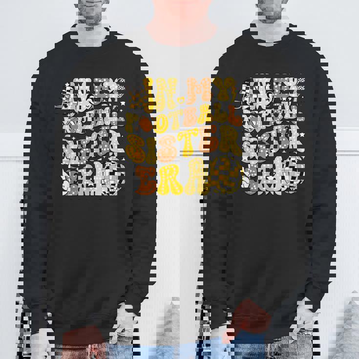 In My Footballister Era アメリカンフットボールヘルメットゲームデー スウェットシャツ 高齢者への贈り物