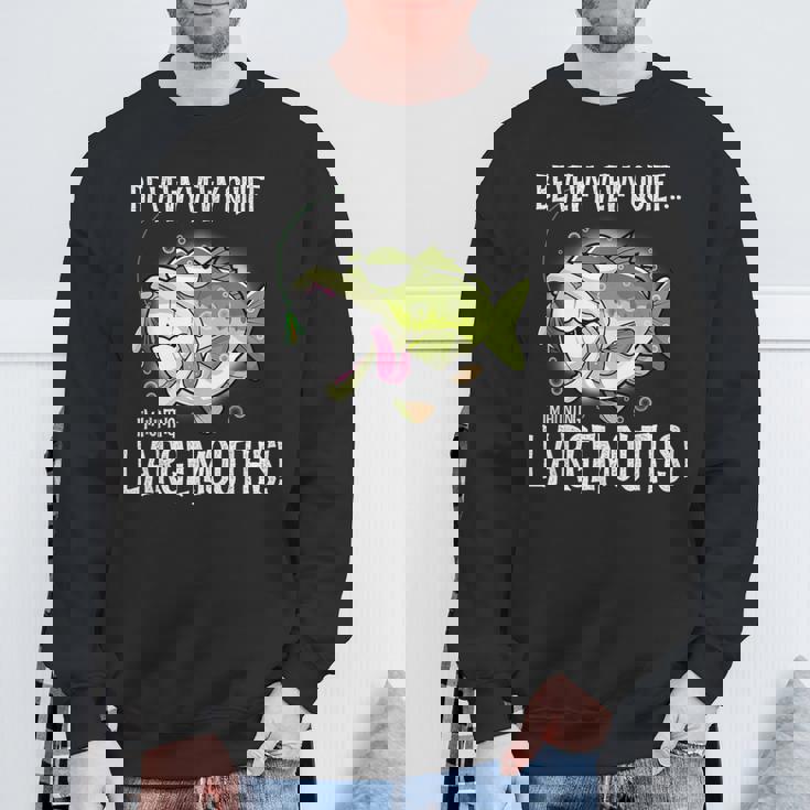 Largemouth Hunter 面白いビッグバス釣りユーモア スウェットシャツ 高齢者への贈り物