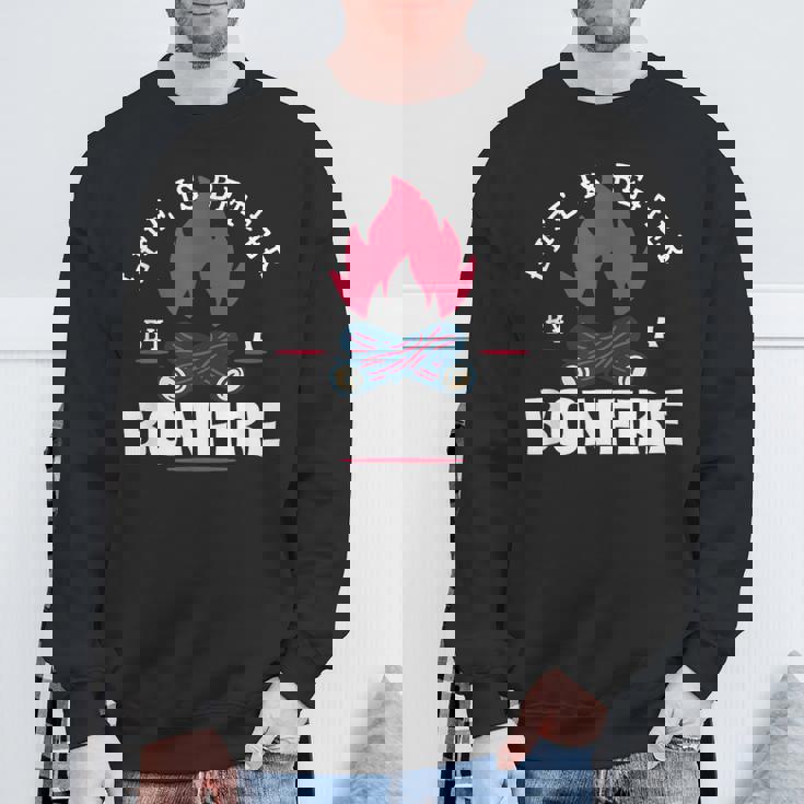 Life Is Better By The Bonfire キャンプファイヤー キャンプ アウトドア ハイカー スウェットシャツ 高齢者への贈り物