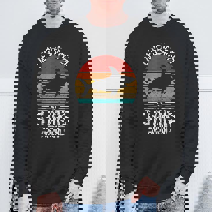 Life Is Better Withharks Around レトロ シャーク スウェットシャツ 高齢者への贈り物