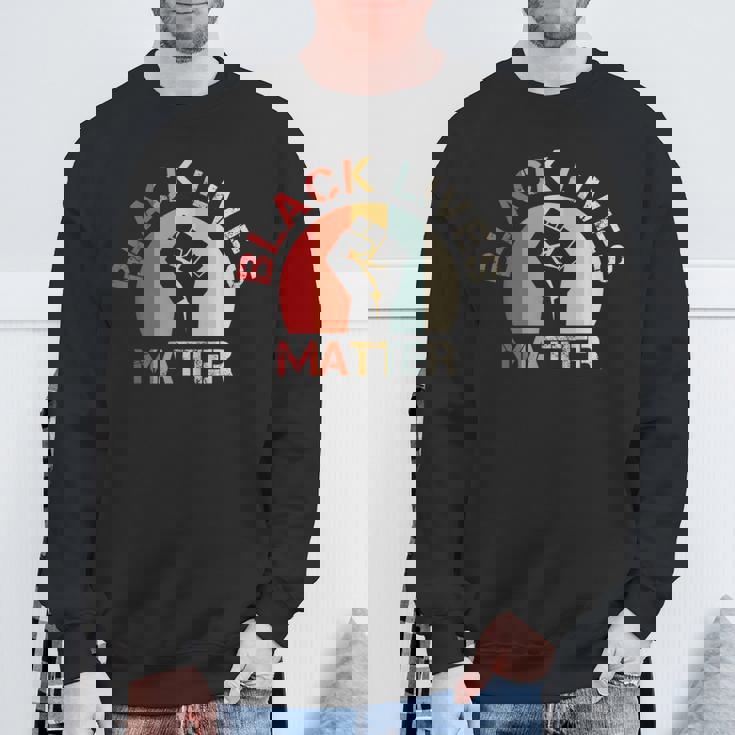 Lives Matter Raised Fist Retrointage No Racism スウェットシャツ 高齢者への贈り物