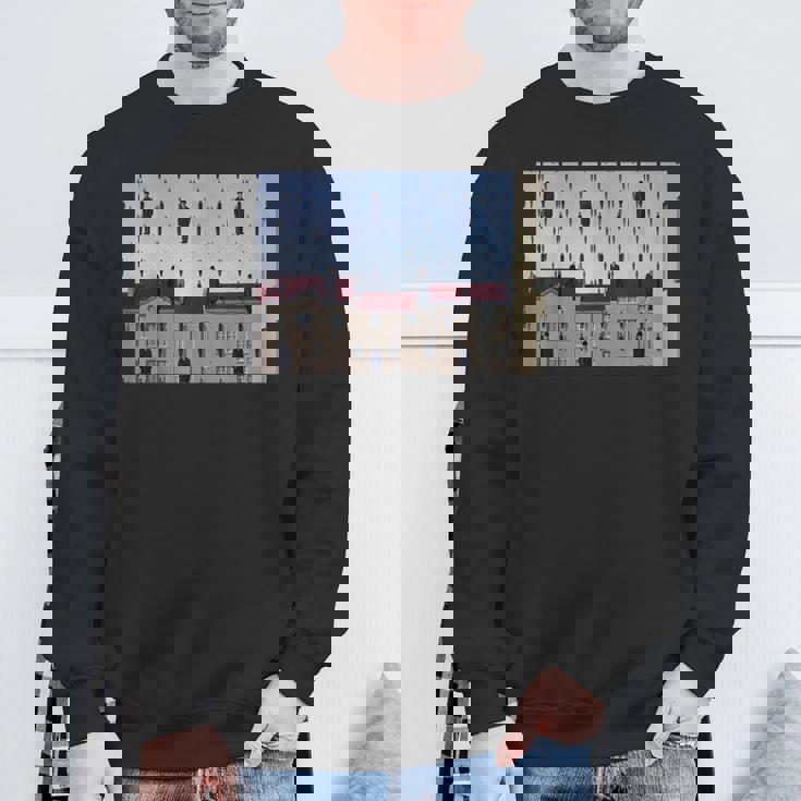 Magritteによるゴルコンダの有名な絵画。 スウェットシャツ 高齢者への贈り物