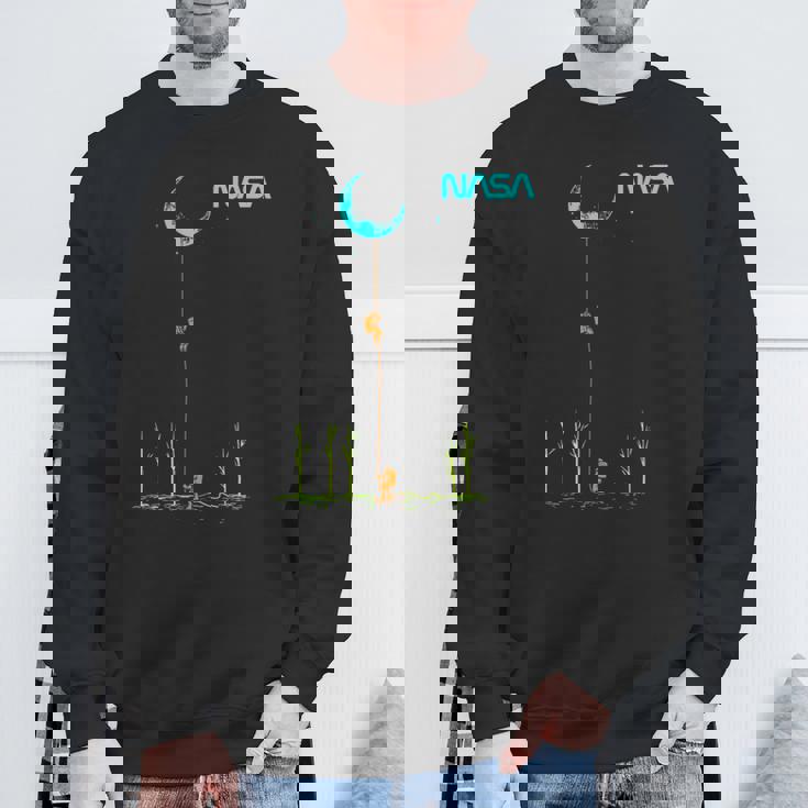 Nasaの宇宙飛行士がロープを登ってムーンワームのロゴを目指す スウェットシャツ 高齢者への贈り物