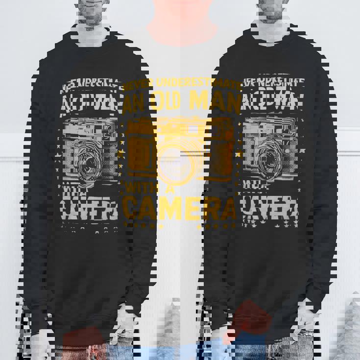 Never Underestimate An Old Man With A Camera レトロ ヴィンテージ スウェットシャツ 高齢者への贈り物