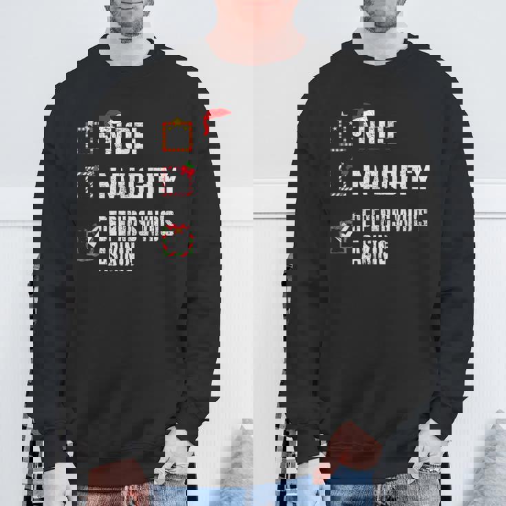 Nice Naughty Depends Who's Asking クリスマスリスト サンタ クリスマス スウェットシャツ 高齢者への贈り物