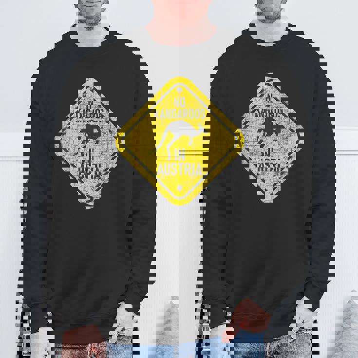 No Kangaroos In Austria 動物飼育係 野生動物 愛好家 スウェットシャツ 高齢者への贈り物