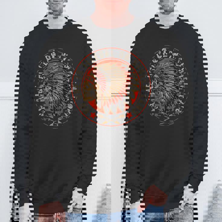 No One Is Illegal Ontolen Land 先住民移民 スウェットシャツ 高齢者への贈り物