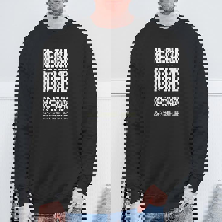 No Racism-No Hate Trump Racism Is Idiotic スウェットシャツ 高齢者への贈り物