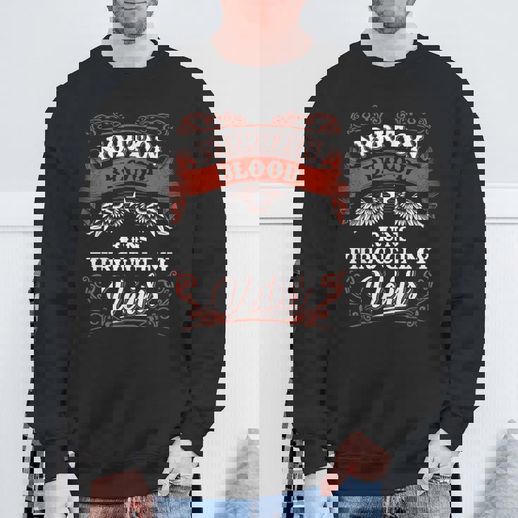 Norton Blood Run Through Myeins Family Christmas スウェットシャツ 高齢者への贈り物