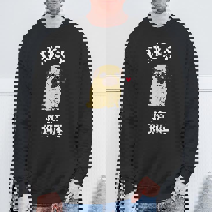 Pugs Not Drugs 犬好きのtシャツペットへの面白いプレゼント スウェットシャツ 高齢者への贈り物