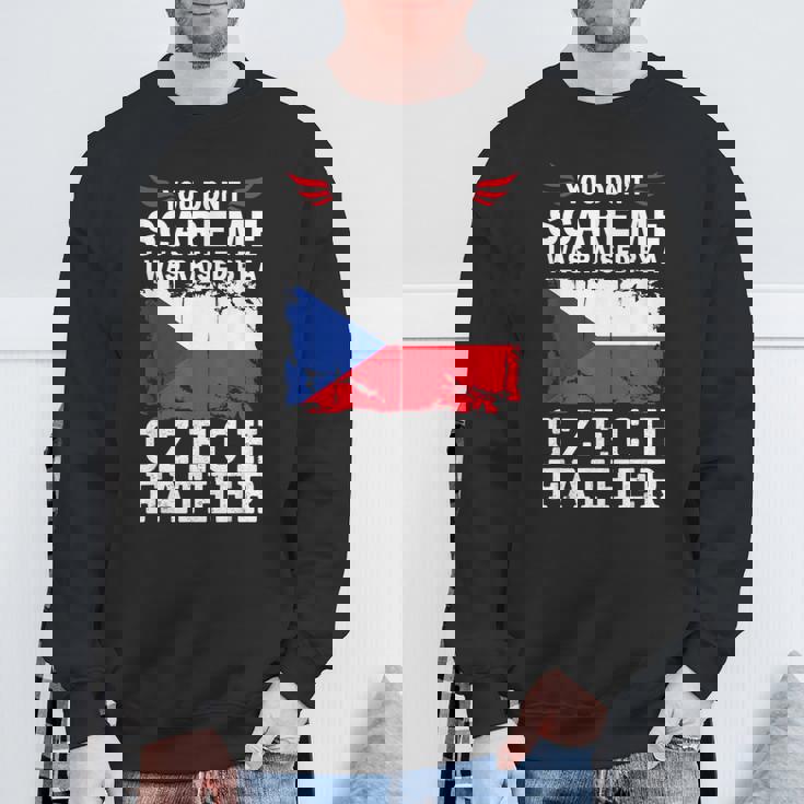 Raised By A Czech Father Father's Day Czech Republic Flag スウェットシャツ 高齢者への贈り物