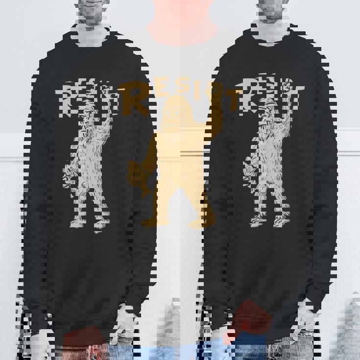 Resist サスカッチティー—面白いクリプティッド抗議 スウェットシャツ 高齢者への贈り物