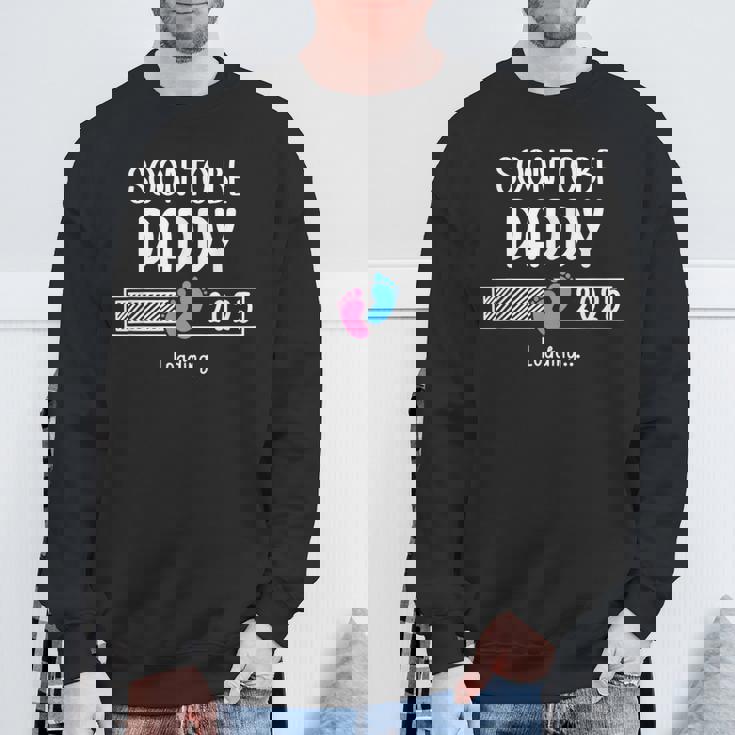 Soon To Be Daddy 2025 Loading Father First Time Dad Est 2025 スウェットシャツ 高齢者への贈り物