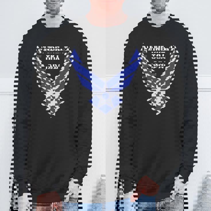 Stationed At Yokota Japan 日本 キャンプ 横田 よこた での任務のツアー スウェットシャツ 高齢者への贈り物