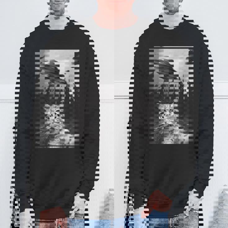 Ufo と面白い猫のセルフィー スウェットシャツ 高齢者への贈り物