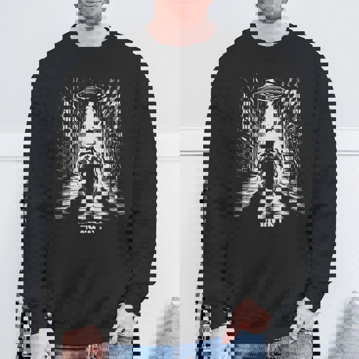 Ufoから逃げるアライグマ、Sfユーモア、エイリアンに追われる スウェットシャツ 高齢者への贈り物