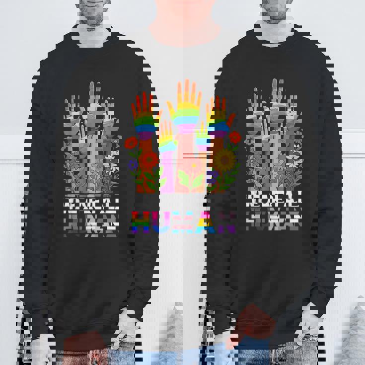 We Are All Human レインボー Lgbt Lgbtq トランスジェンダー ハンドフラワー スウェットシャツ 高齢者への贈り物