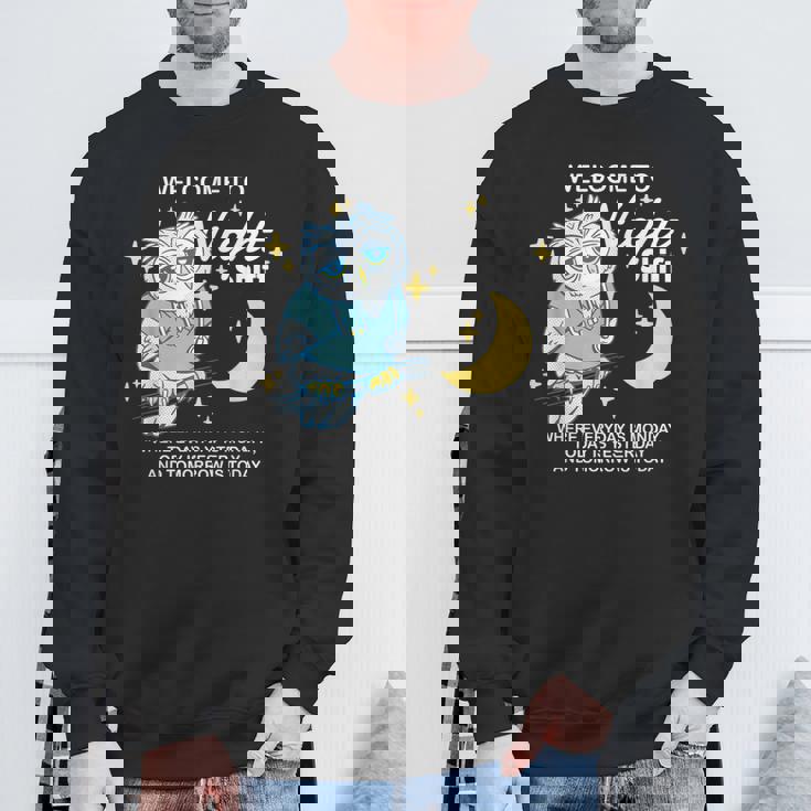 Willkommen Zur Nacht Arbeit Wo Jeder Tag Ein Monday Ist スウェットシャツ 高齢者への贈り物