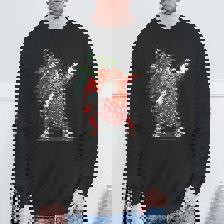 いちごを軽くたたくダンスいちごの果実を軽くたたく スウェットシャツ 高齢者への贈り物