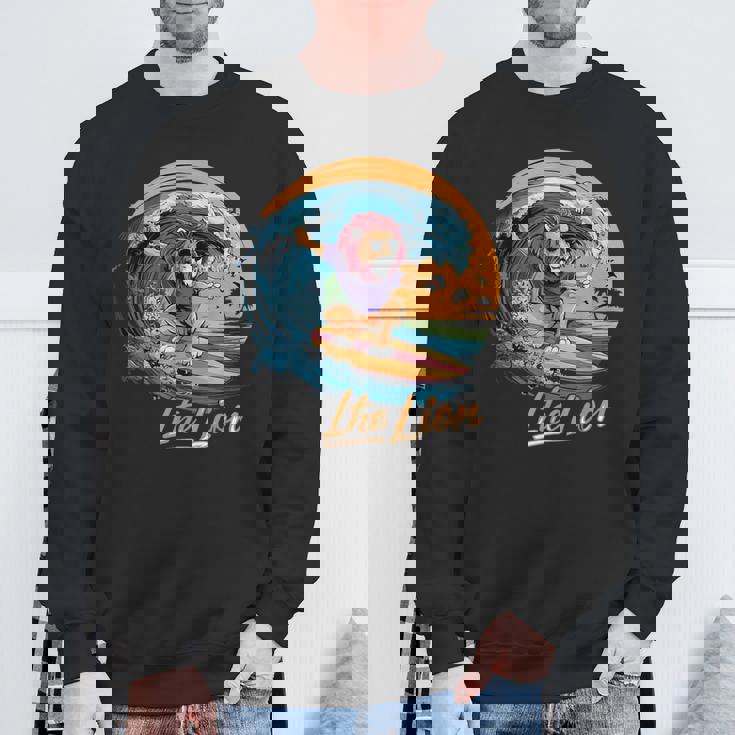 おもしろい ライオン サーフィン ライオン スポーツ サーファー 動物 恋人 夏 スウェットシャツ 高齢者への贈り物