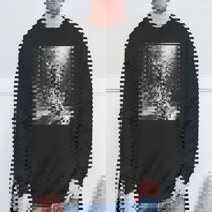 おもしろいアライグマ乗馬トラ驚いた怖い猫の自撮り。 スウェットシャツ 高齢者への贈り物